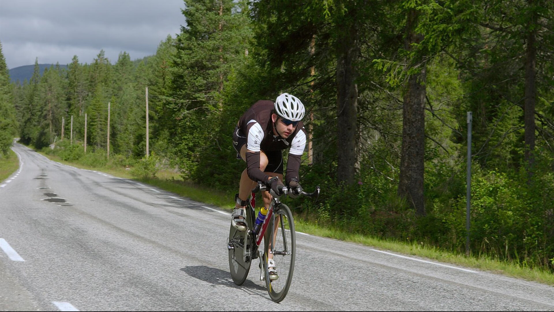 密尔沃基雄鹿首回合爆冷北京国安，布伦森砍下7记关键球，全场沸腾